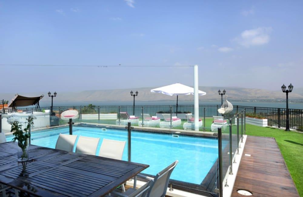 67110 מתחם חיצוני, רומי האוס, וילה  במושבה כנרת וילות - Vila 4 U