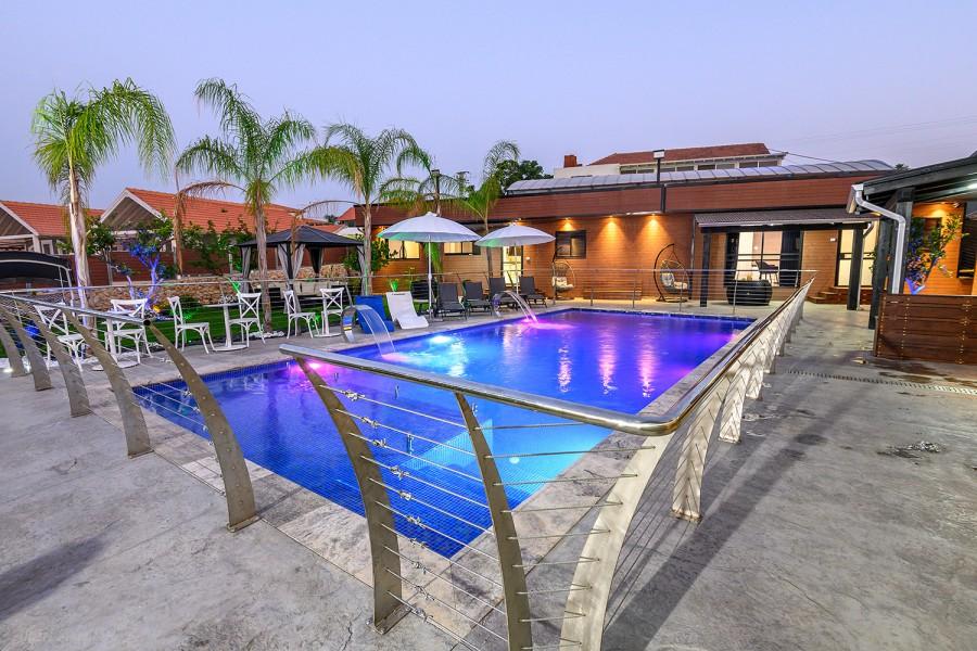 69685 מתחם החצר וחדר האוכל המשותף, אוטופיה קלאס, וילה  בדלתון וילות - Vila 4 U