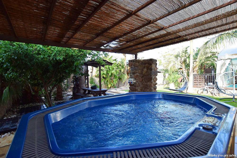 71480 מתחם חיצוני ובריכה, אחוזת הנסיכה, וילה  במשמר הירדן וילות - Vila 4 U