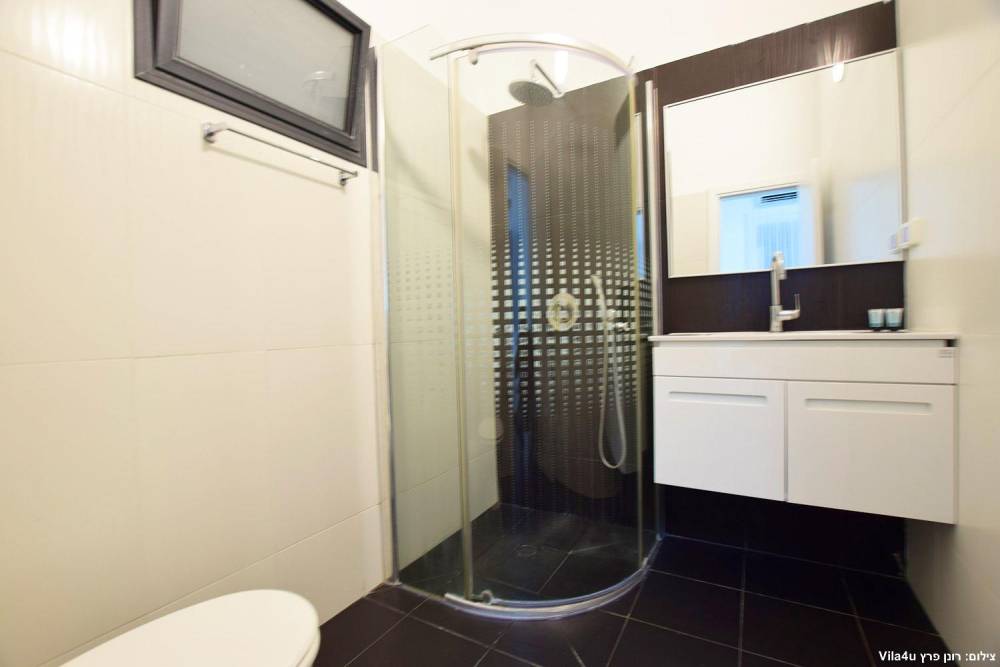 חדר רחצה פנים הוילה והחדרים, וילה גספר, וילה  בפקיעין החדשה וילות - Vila 4 U