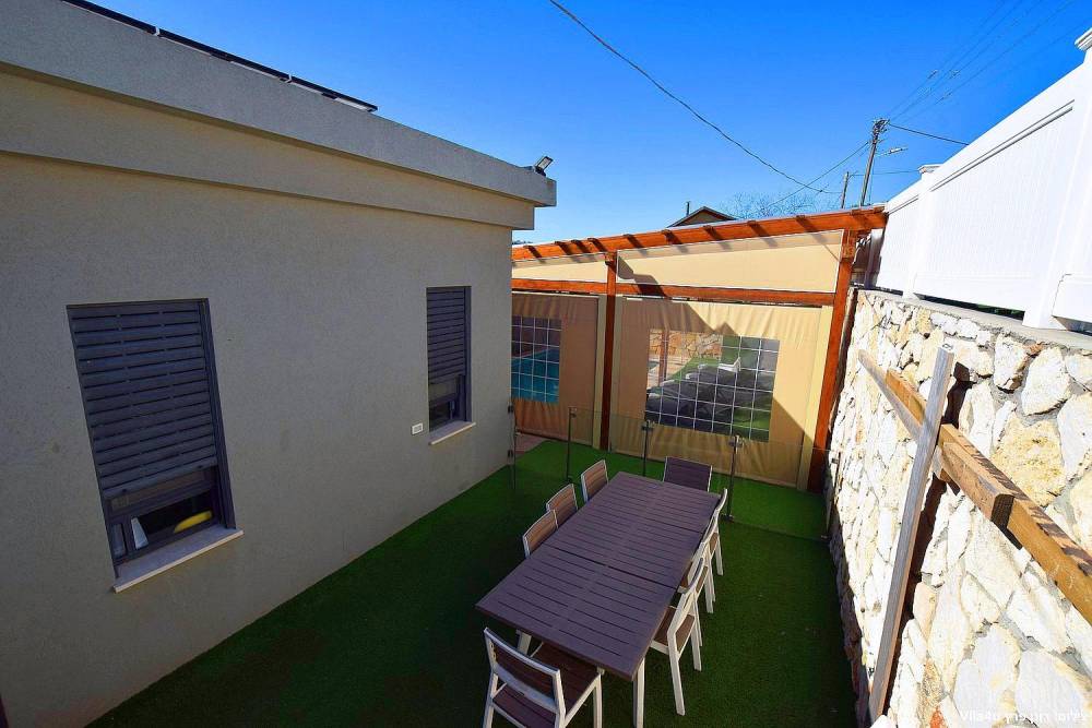 חצר המתחם החיצוני, וילה גספר, וילה  בפקיעין החדשה וילות - Vila 4 U