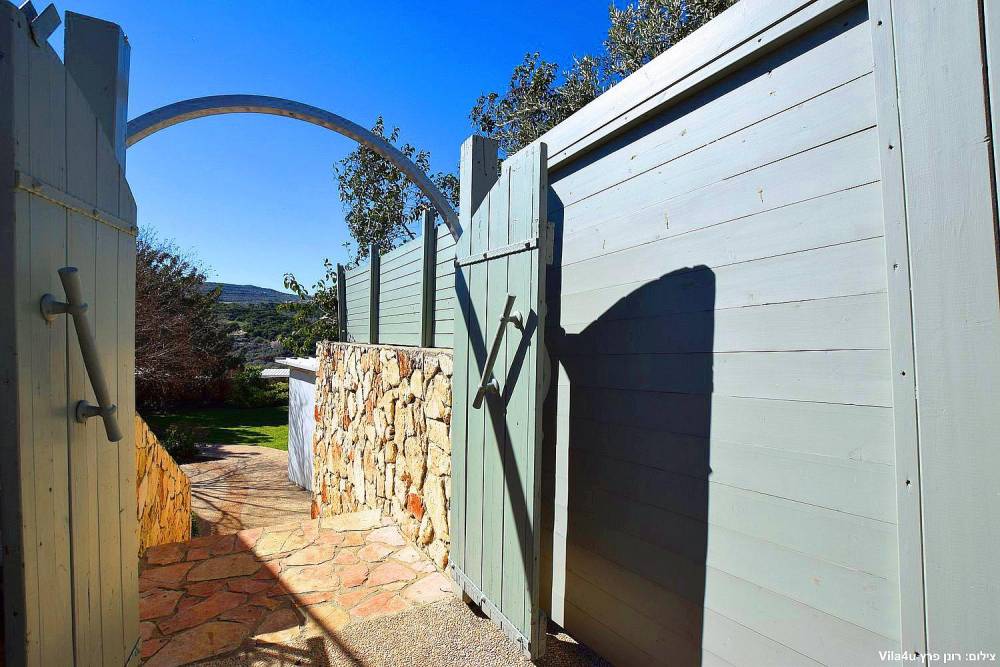 חצר המתחם החיצוני, וילה גספר, וילה  בפקיעין החדשה וילות - Vila 4 U