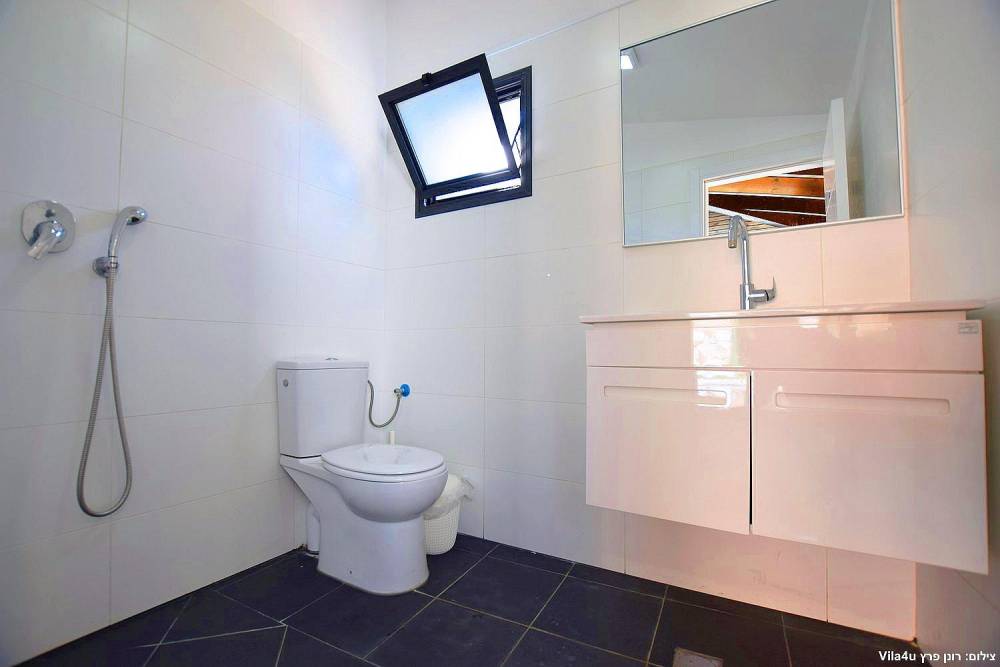 חדר רחצה המתחם החיצוני, וילה גספר, וילה  בפקיעין החדשה וילות - Vila 4 U