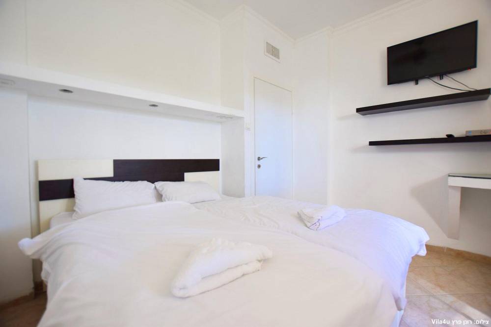 75233 פנים הוילה, שיר לכנרת, וילה  ביבנאל וילות - Vila 4 U