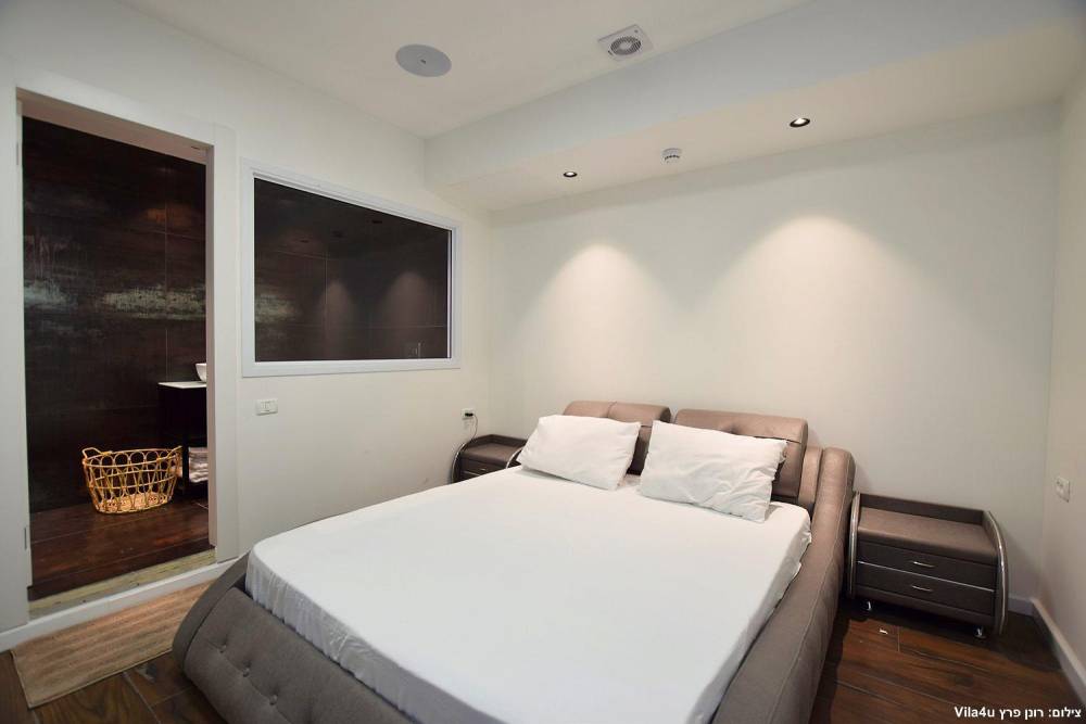 76099 חדר השינה במתחם, לופט אקליפס, וילה  בבית שמש וילות - Vila 4 U