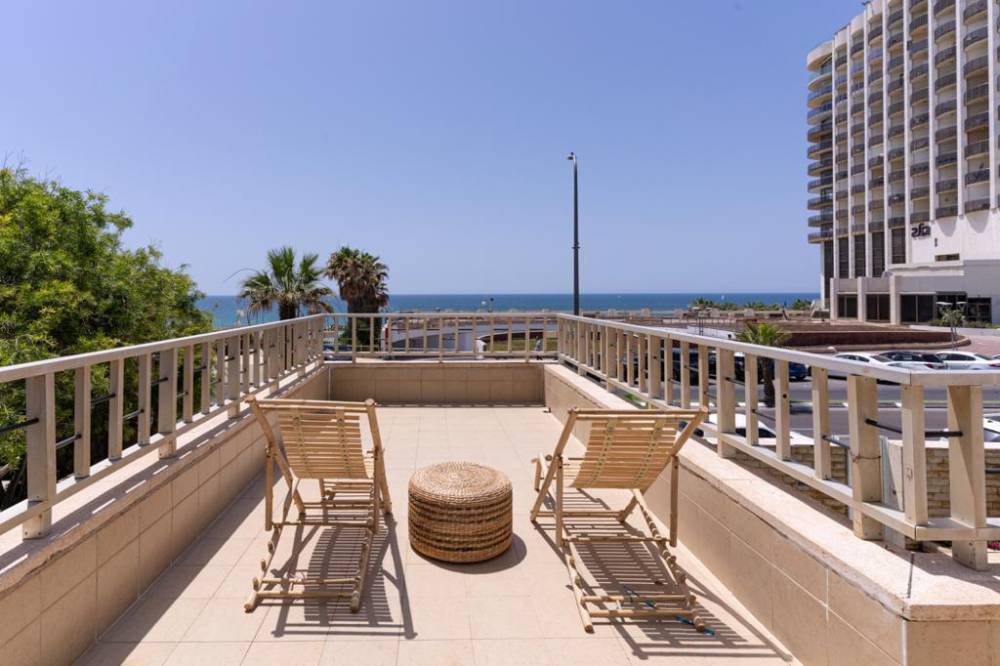 83772 המרפסת והחצרות, וילה הרצליה על הים, וילה  בהרצליה פיתוח וילות - Vila 4 U