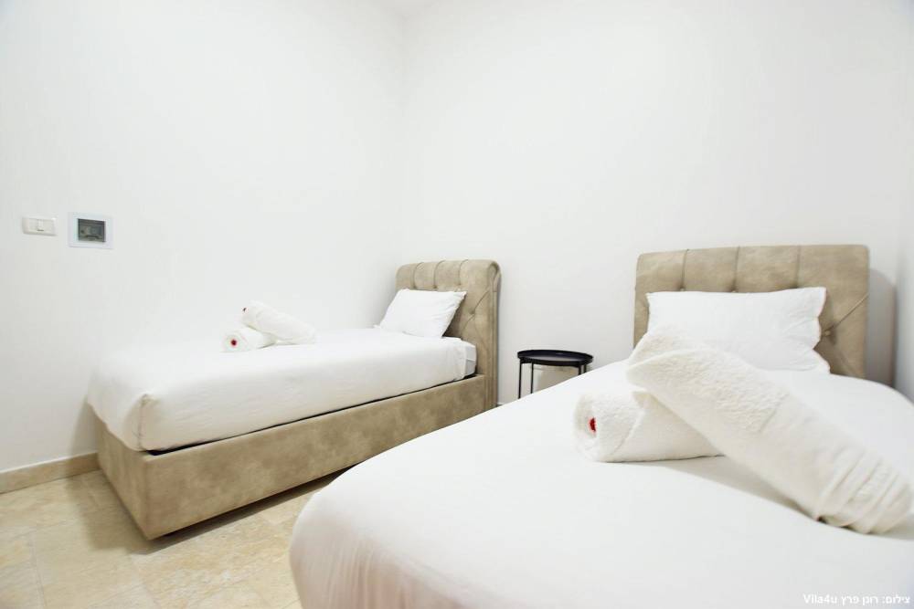 84594 המתחם הפנימי, אחוזת אפיקי מים, וילה  בתירוש וילות - Vila 4 U