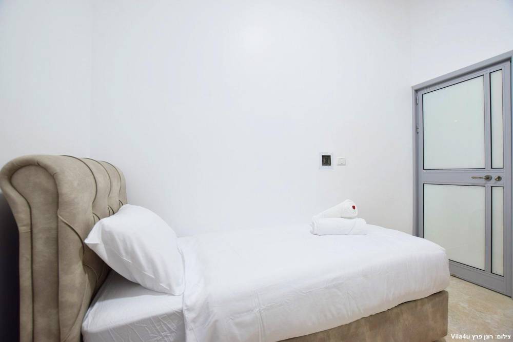 84595 המתחם הפנימי, אחוזת אפיקי מים, וילה  בתירוש וילות - Vila 4 U