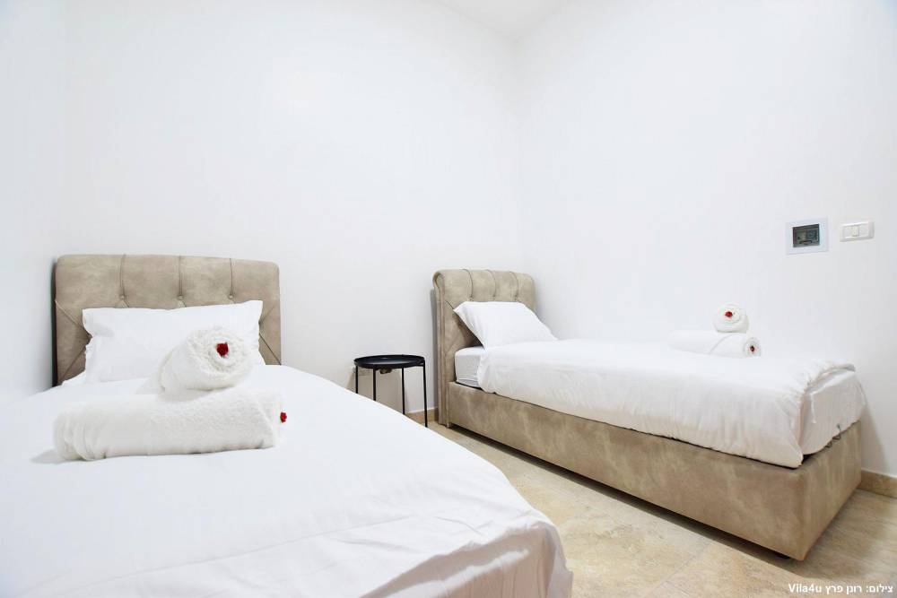 84596 המתחם הפנימי, אחוזת אפיקי מים, וילה  בתירוש וילות - Vila 4 U