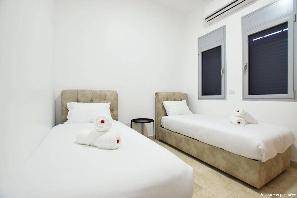 84597 המתחם הפנימי, אחוזת אפיקי מים, וילה  בתירוש וילות - Vila 4 U