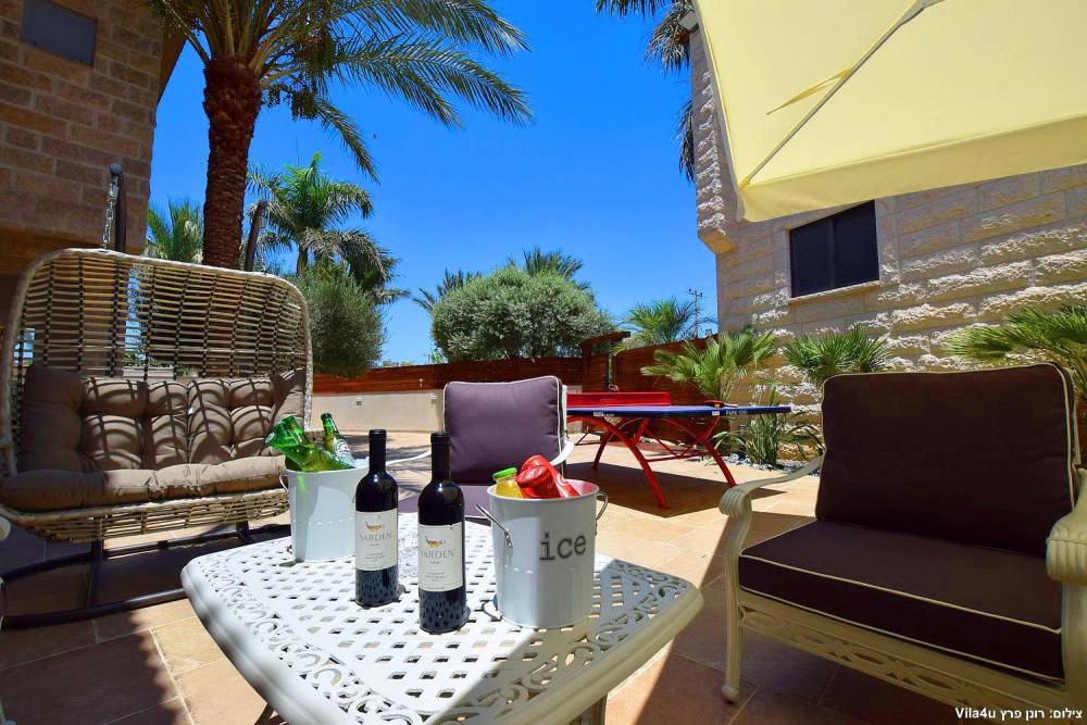 84651 המתחם החיצוני, אחוזת אפיקי מים, וילה  בתירוש וילות - Vila 4 U