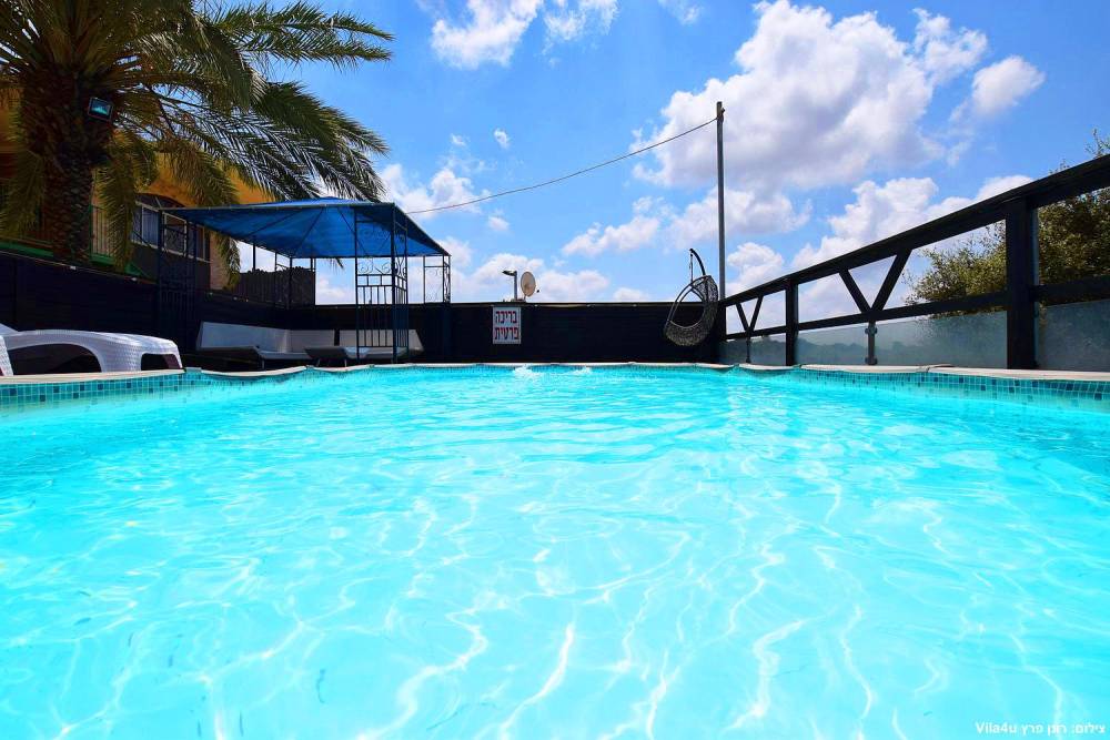 87693 בריכת השחייה + החצר, חוות מונפורטויטו, וילה  בגורן וילות - Vila 4 U