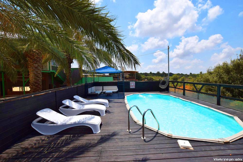 87701 בריכת השחייה + החצר, חוות מונפורטויטו, וילה  בגורן וילות - Vila 4 U