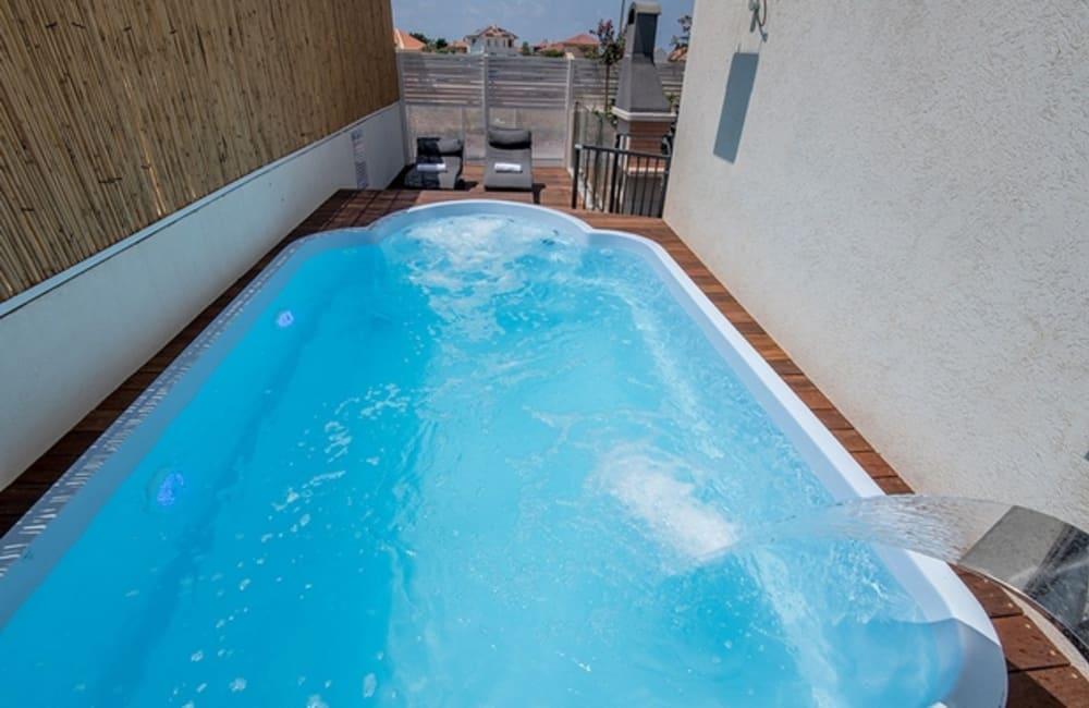 בריכה המתחם החיצוני, ארכיטקט ביץ' האוס, וילה  בחדרה וילות - Vila 4 U