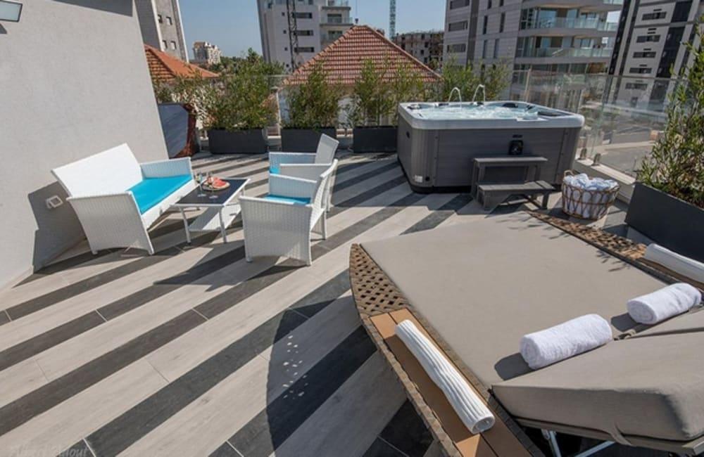 מרפסת גג המתחם החיצוני, ארכיטקט ביץ' האוס, וילה  בחדרה וילות - Vila 4 U