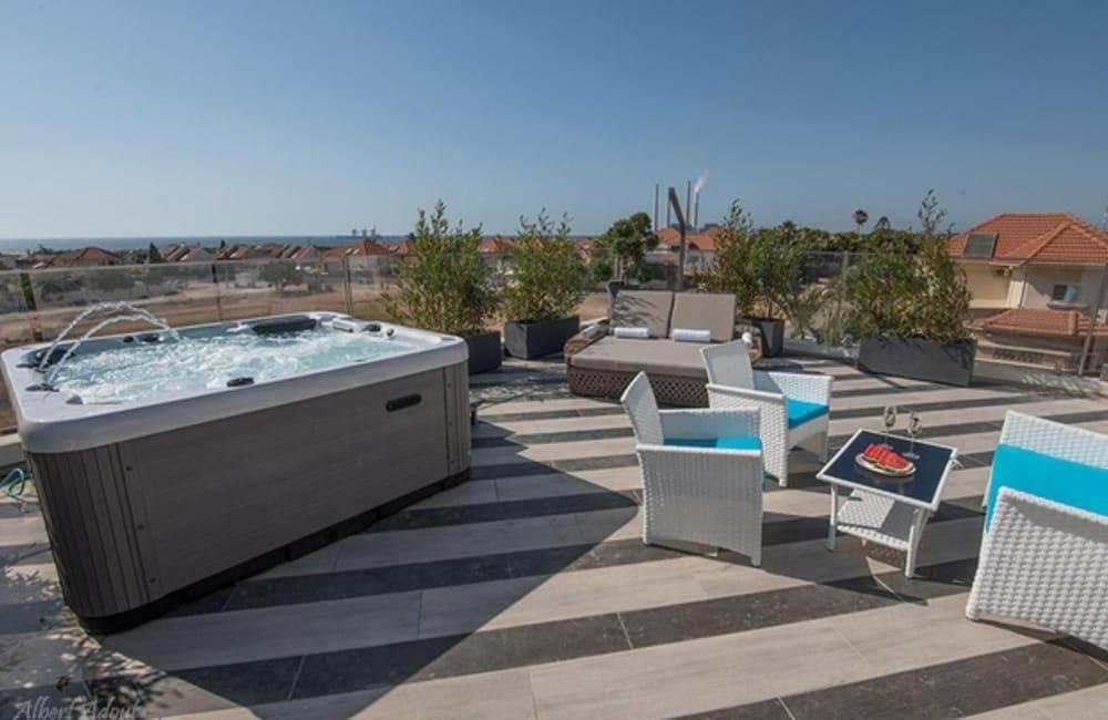 מרפסת המתחם החיצוני, ארכיטקט ביץ' האוס, וילה  בחדרה וילות - Vila 4 U