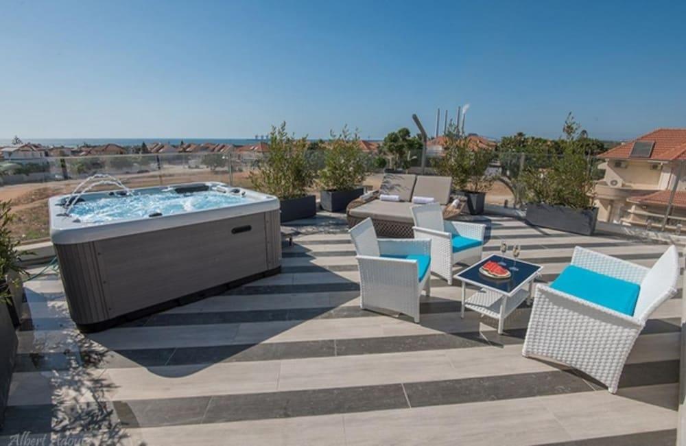 מרפסת נוף המתחם החיצוני, ארכיטקט ביץ' האוס, וילה  בחדרה וילות - Vila 4 U