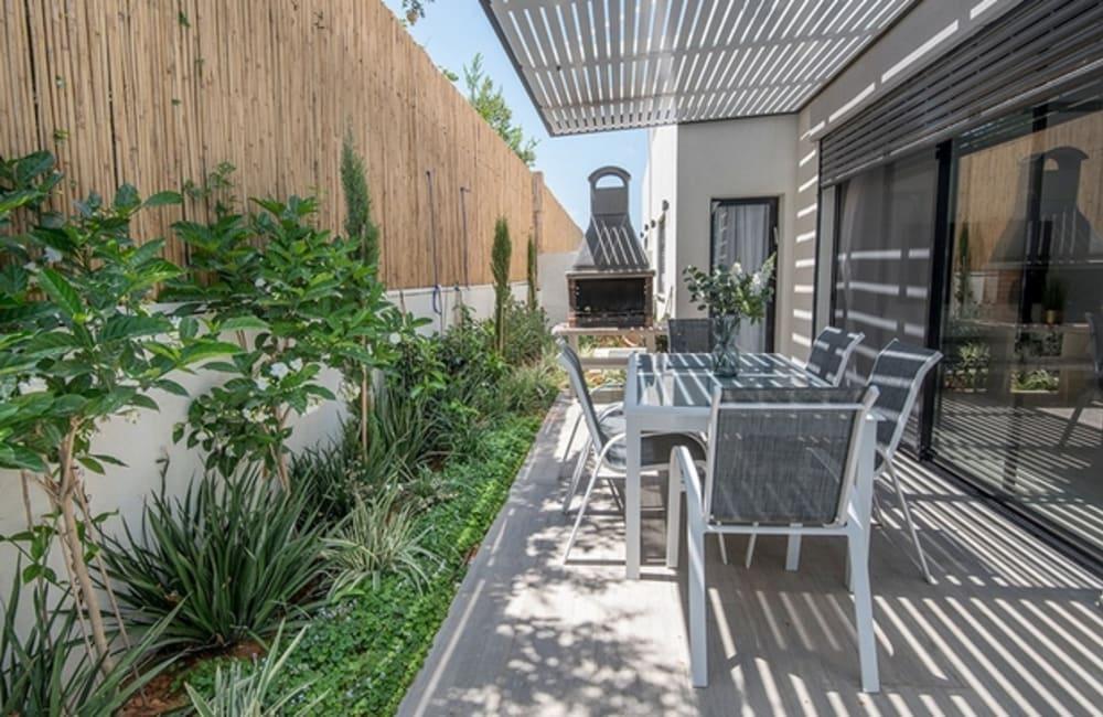 חצר המתחם החיצוני, ארכיטקט ביץ' האוס, וילה  בחדרה וילות - Vila 4 U