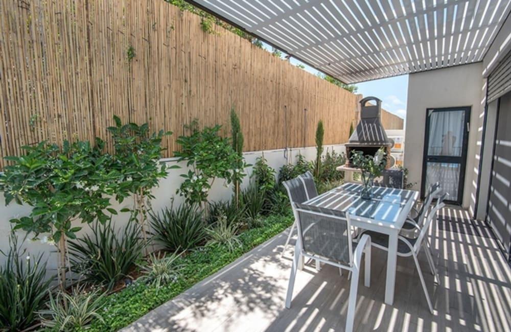 מרפסת המתחם החיצוני, ארכיטקט ביץ' האוס, וילה  בחדרה וילות - Vila 4 U