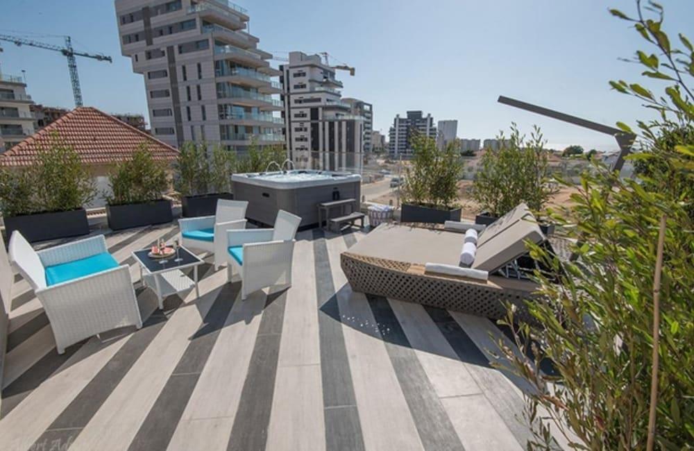 גינה המתחם החיצוני, ארכיטקט ביץ' האוס, וילה  בחדרה וילות - Vila 4 U