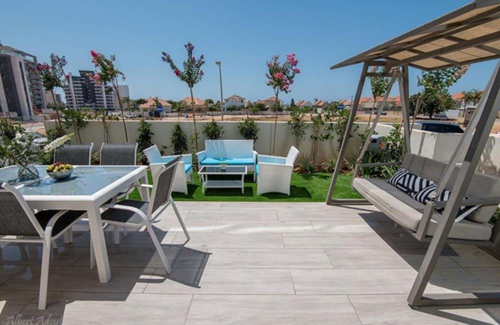 חצר המתחם החיצוני, ארכיטקט ביץ' האוס, וילה  בחדרה וילות - Vila 4 U