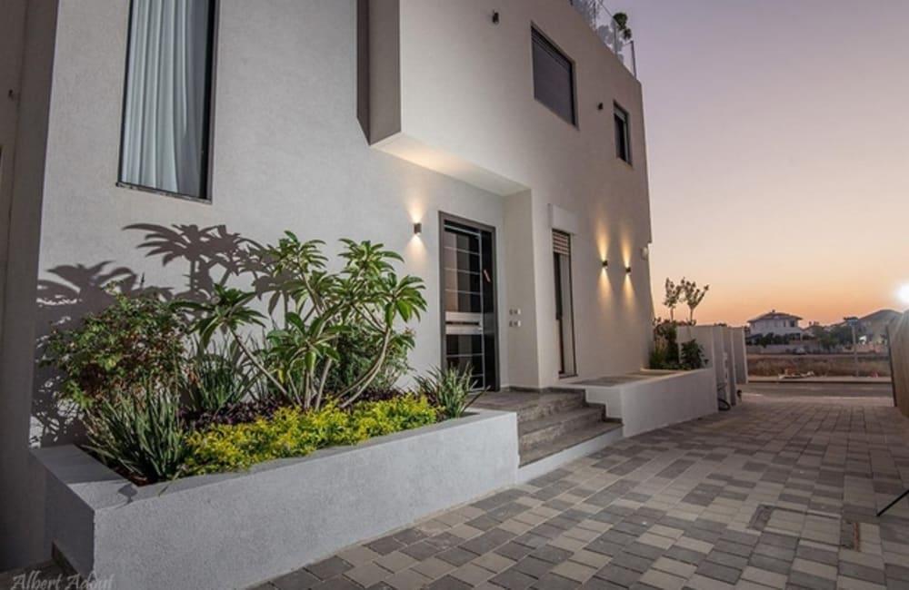 וילה המתחם החיצוני, ארכיטקט ביץ' האוס, וילה  בחדרה וילות - Vila 4 U