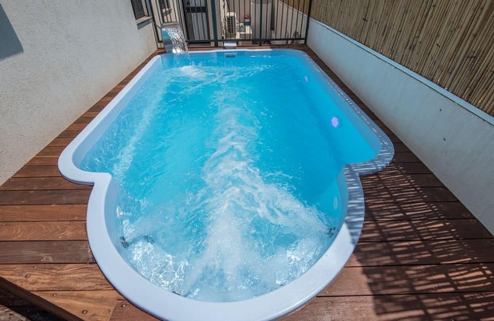 בריכה המתחם החיצוני, ארכיטקט ביץ' האוס, וילה  בחדרה וילות - Vila 4 U