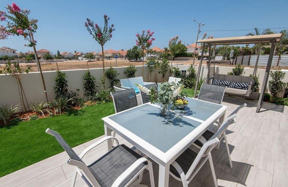 חצר המתחם החיצוני, ארכיטקט ביץ' האוס, וילה  בחדרה וילות - Vila 4 U