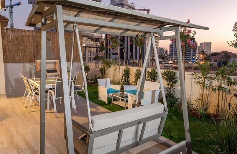 חצר המתחם החיצוני, ארכיטקט ביץ' האוס, וילה  בחדרה וילות - Vila 4 U