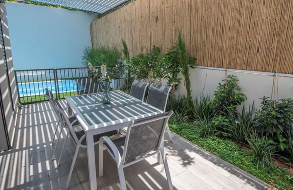 גינה המתחם החיצוני, ארכיטקט ביץ' האוס, וילה  בחדרה וילות - Vila 4 U