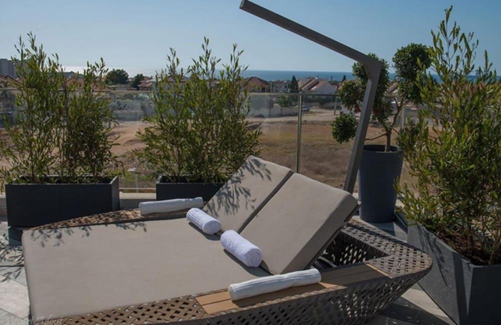 מרפסת המתחם החיצוני, ארכיטקט ביץ' האוס, וילה  בחדרה וילות - Vila 4 U