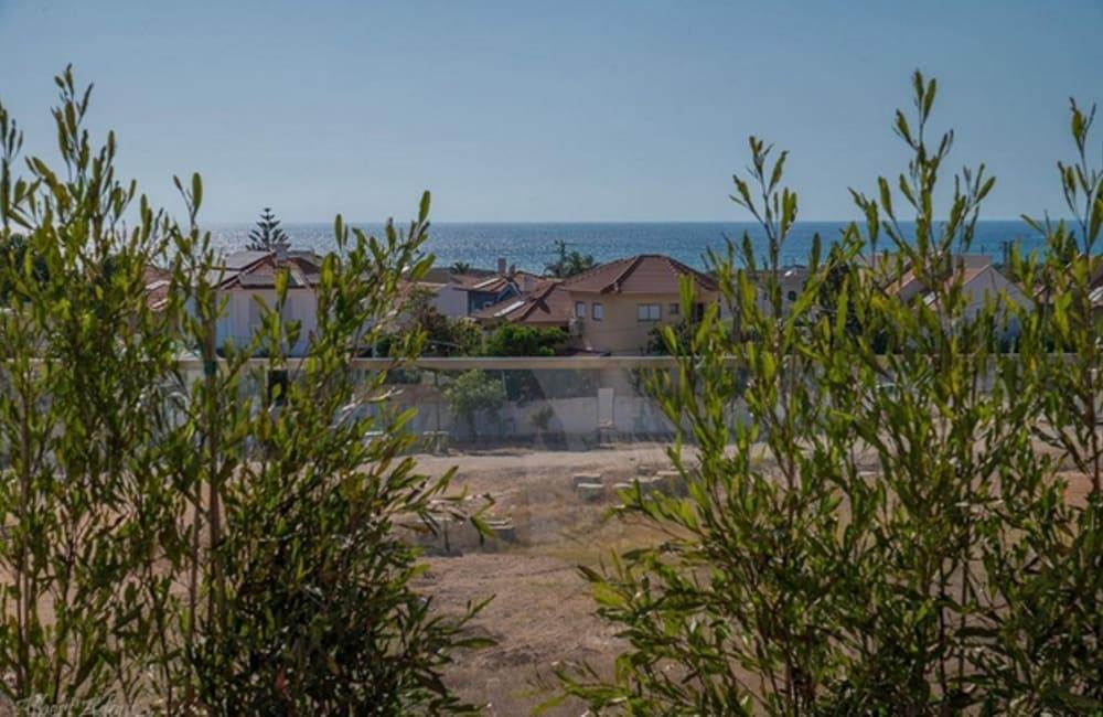 חצר המתחם החיצוני, ארכיטקט ביץ' האוס, וילה  בחדרה וילות - Vila 4 U