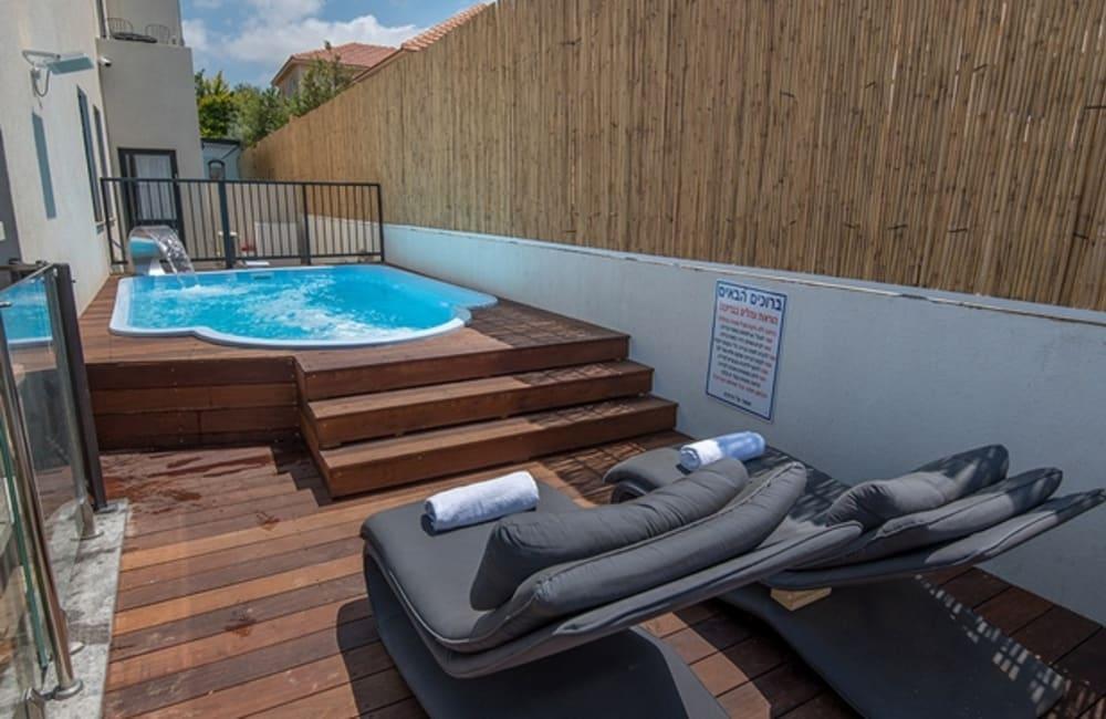 בריכה המתחם החיצוני, ארכיטקט ביץ' האוס, וילה  בחדרה וילות - Vila 4 U