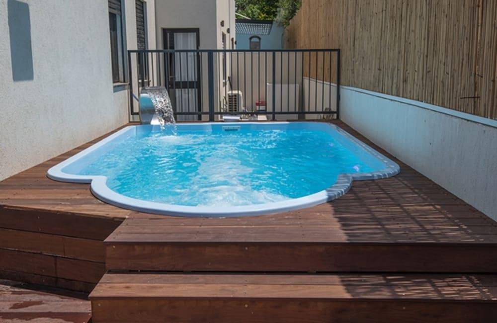 בריכה המתחם החיצוני, ארכיטקט ביץ' האוס, וילה  בחדרה וילות - Vila 4 U