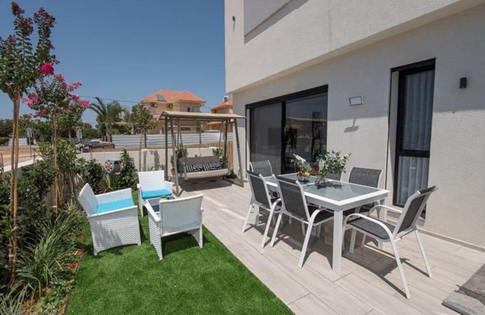 חצר המתחם החיצוני, ארכיטקט ביץ' האוס, וילה  בחדרה וילות - Vila 4 U