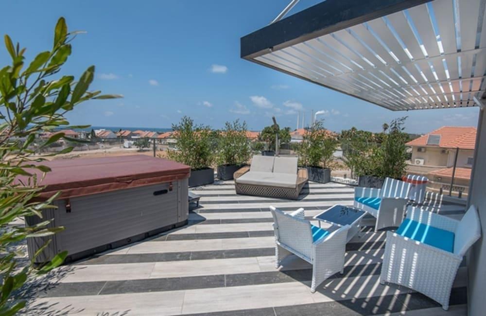 מרפסת המתחם החיצוני, ארכיטקט ביץ' האוס, וילה  בחדרה וילות - Vila 4 U