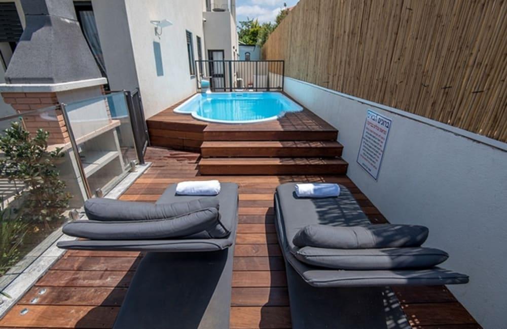 בריכה המתחם החיצוני, ארכיטקט ביץ' האוס, וילה  בחדרה וילות - Vila 4 U