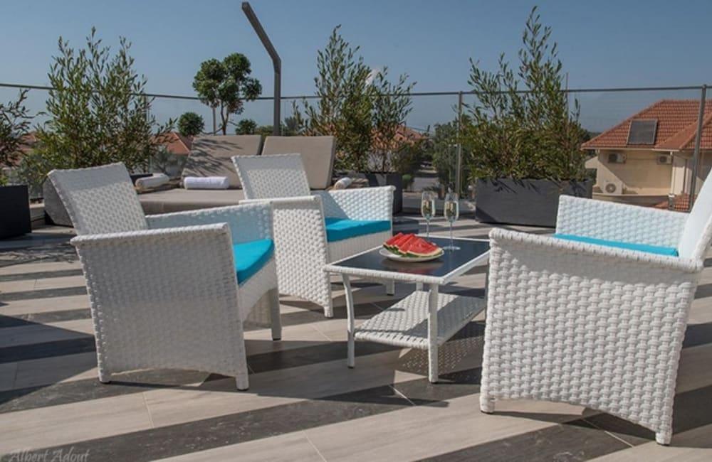 פינת ישיבה המתחם החיצוני, ארכיטקט ביץ' האוס, וילה  בחדרה וילות - Vila 4 U