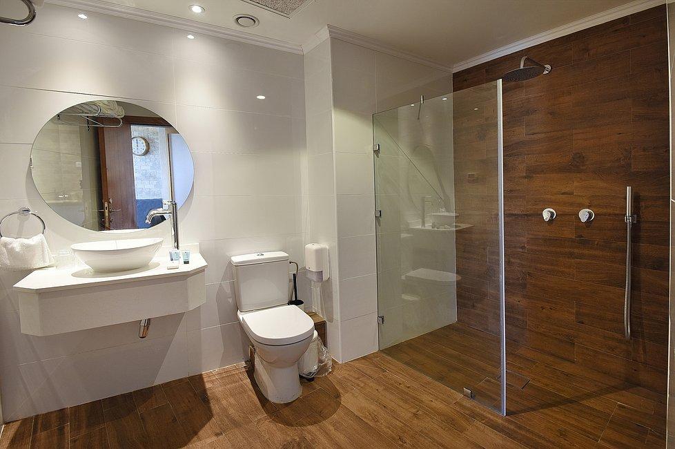 89793 פנים הסוויטות והחדרים, מלון רומנו, וילה  בצפת וילות - Vila 4 U