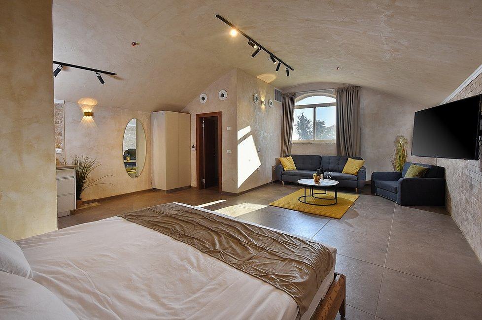 89802 פנים הסוויטות והחדרים, מלון רומנו, וילה  בצפת וילות - Vila 4 U