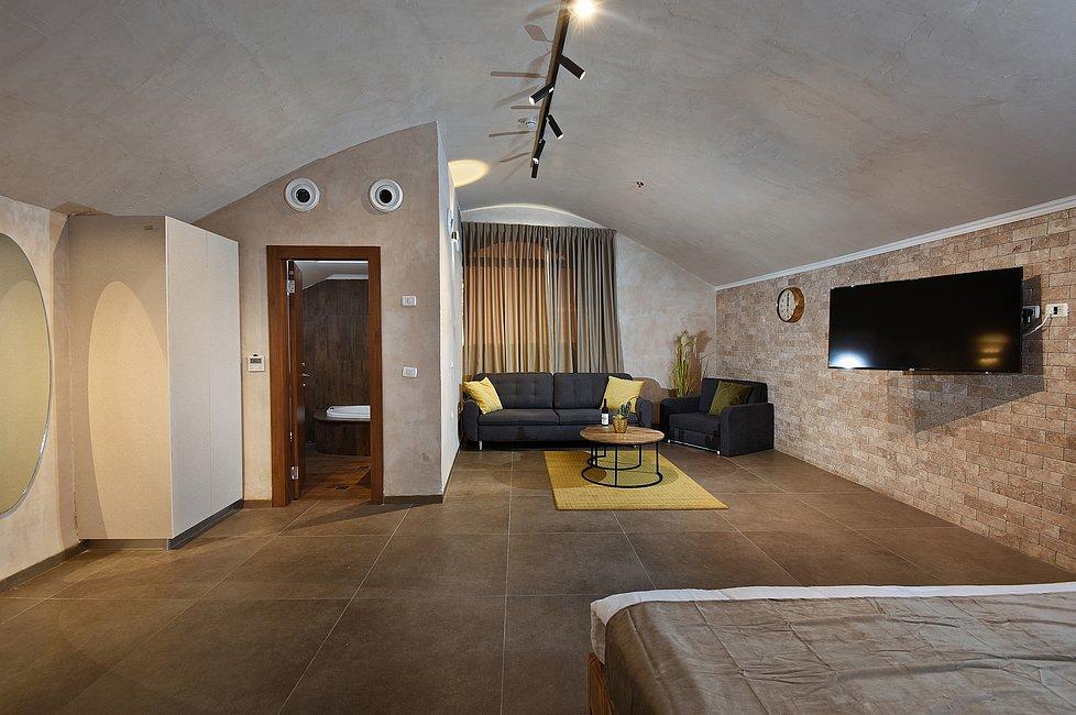 89805 פנים הסוויטות והחדרים, מלון רומנו, וילה  בצפת וילות - Vila 4 U