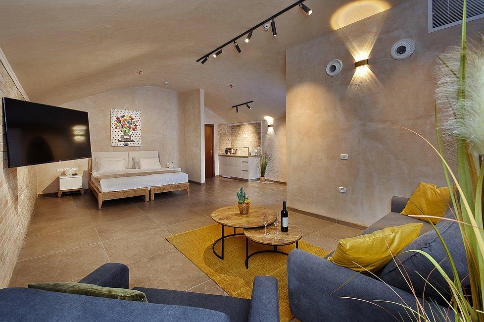 89807 פנים הסוויטות והחדרים, מלון רומנו, וילה  בצפת וילות - Vila 4 U