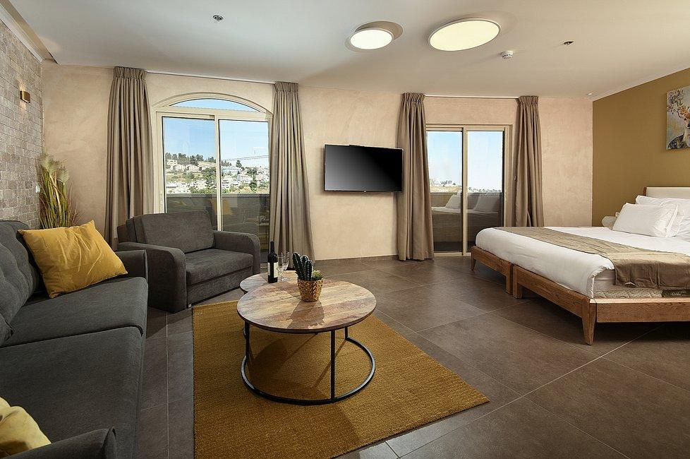 89809 פנים הסוויטות והחדרים, מלון רומנו, וילה  בצפת וילות - Vila 4 U