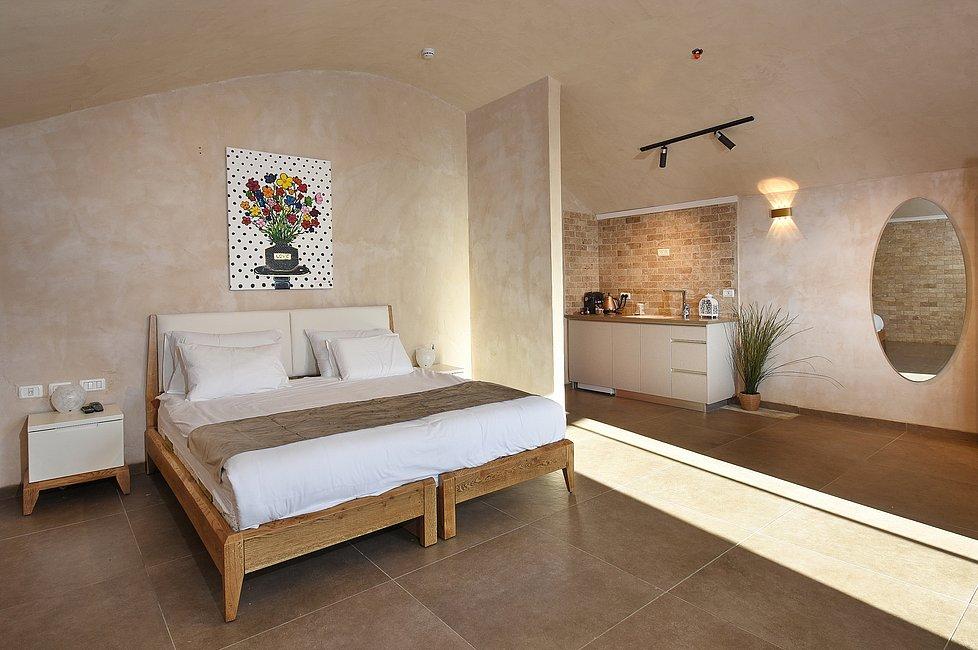 89813 פנים הסוויטות והחדרים, מלון רומנו, וילה  בצפת וילות - Vila 4 U