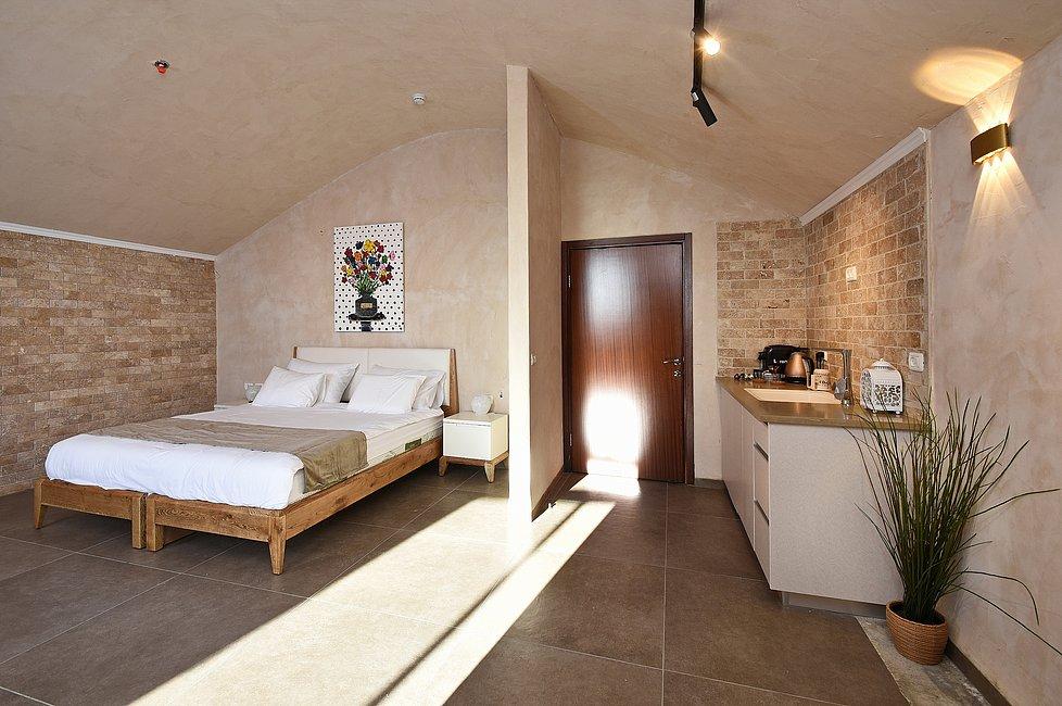 89816 פנים הסוויטות והחדרים, מלון רומנו, וילה  בצפת וילות - Vila 4 U