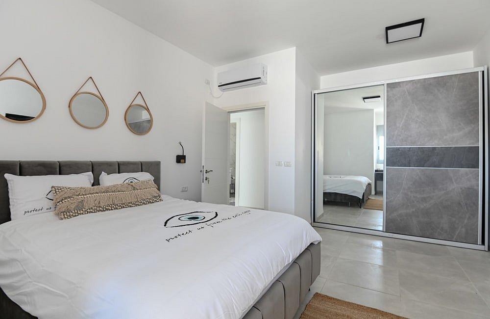 91769 פנים הוילה והחדרים, וילה רקפת, וילה  בטבריה וילות - Vila 4 U