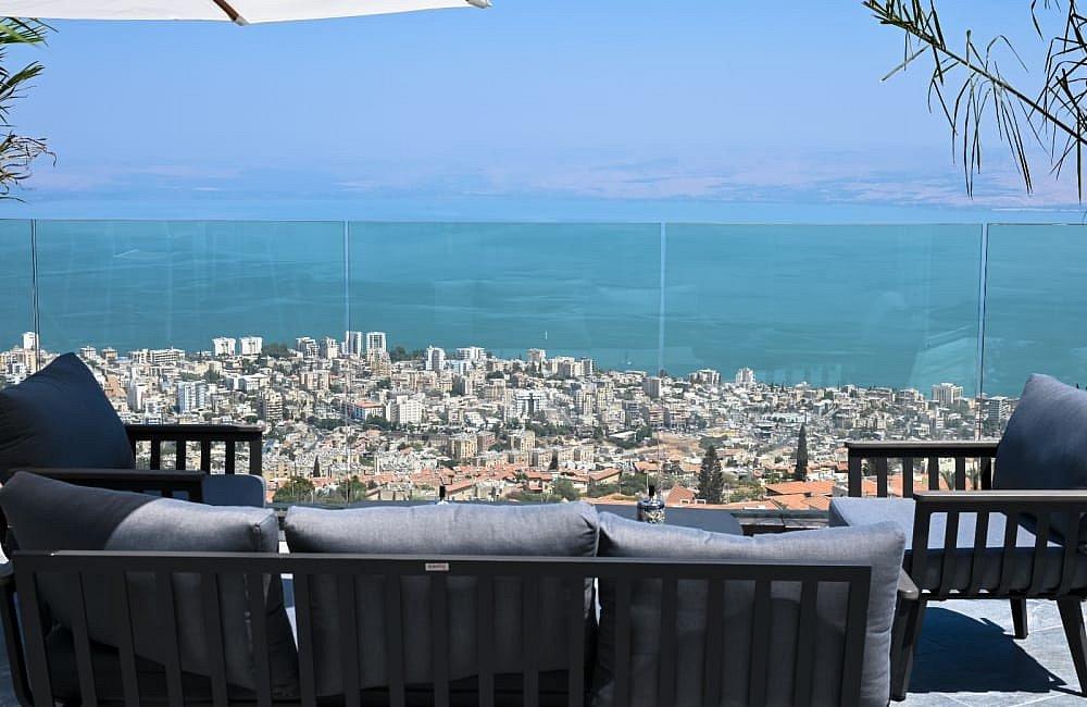 91822 המתחם החיצוני, וילה רקפת, וילה  בטבריה וילות - Vila 4 U