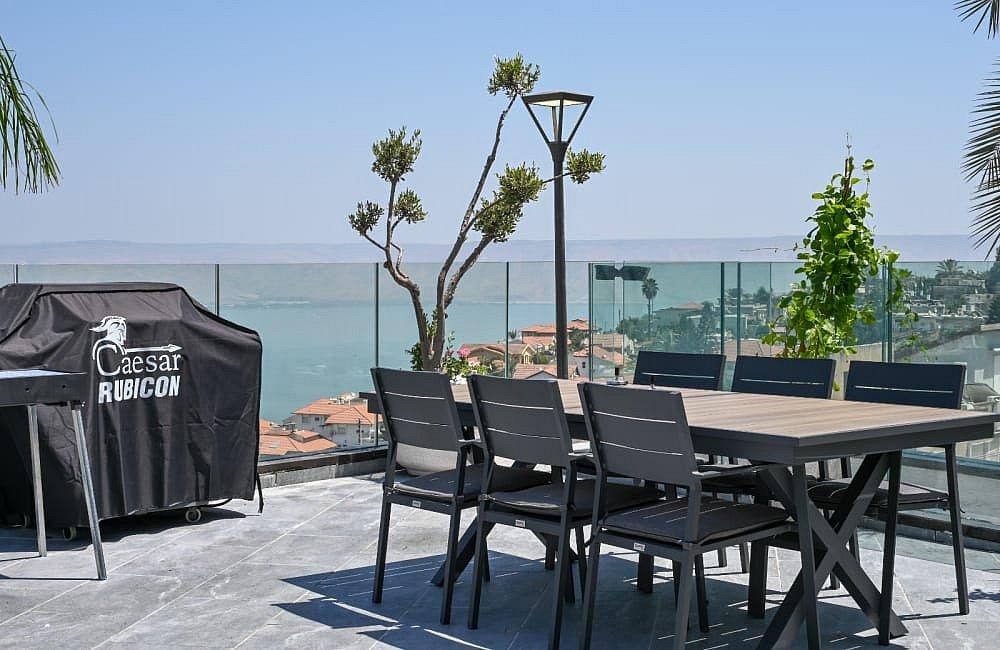 91823 המתחם החיצוני, וילה רקפת, וילה  בטבריה וילות - Vila 4 U