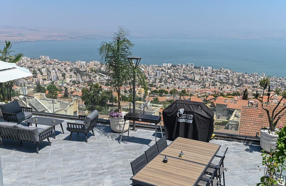 91832 המתחם החיצוני, וילה רקפת, וילה  בטבריה וילות - Vila 4 U