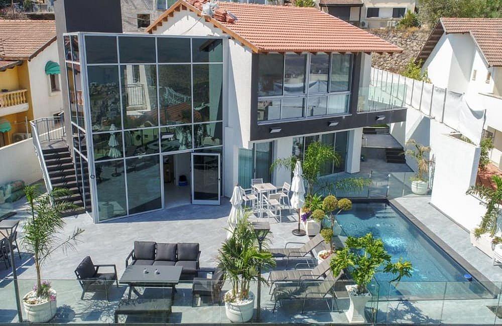 91834 המתחם החיצוני, וילה רקפת, וילה  בטבריה וילות - Vila 4 U